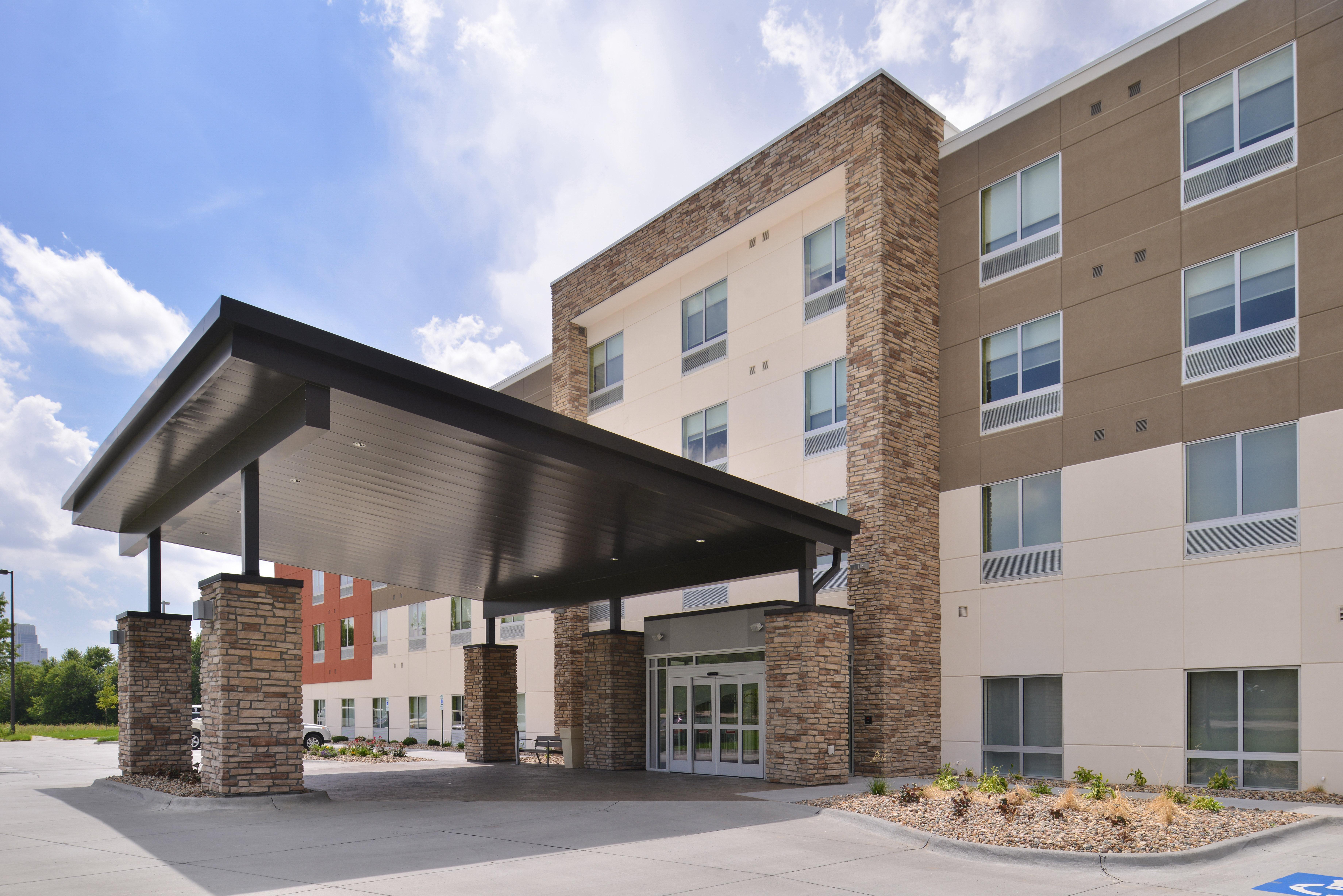 Holiday Inn Express & Suites Omaha Airport By Ihg Carter Lake Kültér fotó